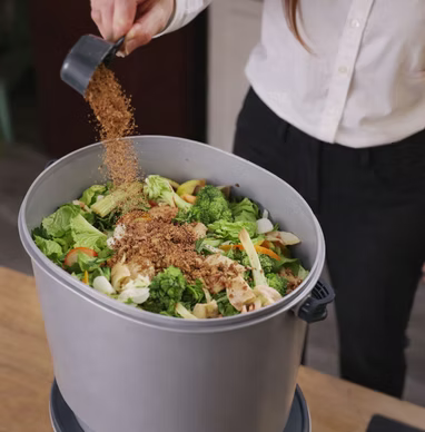 Bokashi Organko Essential en utilisation — fermentation des déchets alimentaires dans la cuisine